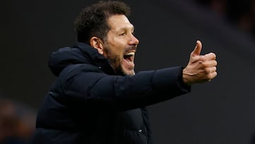 Soccer Football - LaLiga - Atletico Madrid v FC Barcelona - Metropolitano, Madrid, Spain - March 16, 2025 Atletico Madrid coach Diego Simeone reacts during the match REUTERS/Susana Vera