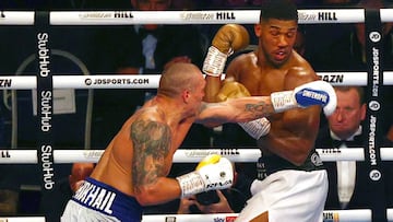 Ukrainian boxer Oleksandr Usyk (L) fights British heavyweight champion boxer Anthony Joshua at the end of their heavyweight boxing match at Tottenham Hotspur Stadium in north London on September 25, 2021. - Usyk defeated Joshua on points. (Photo by Adrian