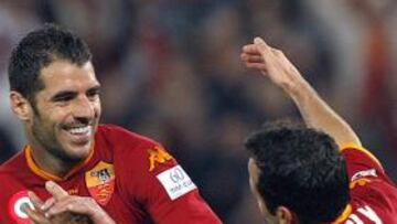 <b>CAMPEONES.</b> Perrotta y su Roma han ganado la Coppa Italia.