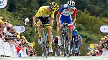 Thibaut Pinot, junto a Julian Alaphilippe en la subida a La Super Planche des Belles Filles en el Tour de Francia 2019.