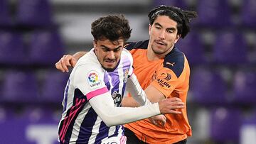 VALLADOLID, SPAIN - JANUARY 10: Jota of Real Valladolid breaks away from Carlos Soler of Valencia during the La Liga Santander match between Real Valladolid CF and Valencia CF at Estadio Municipal Jose Zorrilla on January 10, 2021 in Valladolid, Spain. Sp