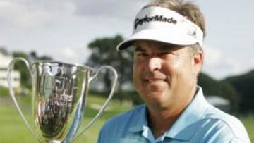 REMONTADA. Kenny Perry posa con el trofeo de ganador del Travelers Championship celebrado en el River Highlands golf course, en Cromwell.