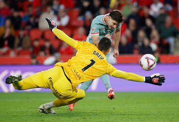 Oblak buscó a Giuliano Simeone en largo tras un córner en contra y el argentino arrancó con fe para chocar con Maffeo y llevarse el balón. En el mano a mano optó por contemporizar a la izquierda y cedérsela a Julián Álvarez, que marcó a placer.