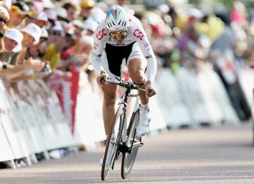 Fabian Cancellara se encargó de demostrar a lo largo de su carrera su extraordinaria capacidad rodadora, tal como muestran sus títulos de campeón del mundo de contrarreloj. Pero en 2010, firmó una de las exhibiciones más antológicas que se recuerdan en la París-Roubaix. ‘Espartaco’ atacó a 50 km de meta, todo un suicidio cuando se trata de una carrera como el Infierno del Norte. Pero nada ni nadie pudo pararle, ni siquiera dos consumados expertos en pavés como Boonen y Hushovd, quienes terminaron la carrera dos minutos después que el suizo. Otra de las gestas que dejó en su dilatada trayectoria corresponde al Tour de Francia 2007, donde fue capaz de ganar una etapa al esprint ante reputados velocistas como el propio Boonen o Zabel. Una fuerza indomable.