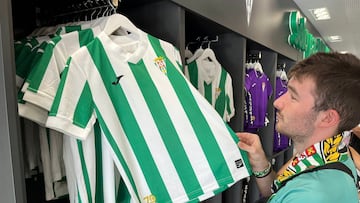 Un aficionado ve la primera indumentaria del Córdoba esta temporada