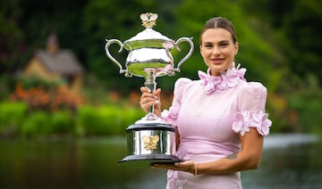 Aryna Sabalenka posando con el trofeo de campeona del Abierto de Australia en los Jardines Reales de Melbourne.