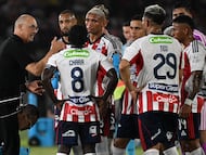 Junior's Uruguayan head coach Alfredo Arias speaks with his players during the Copa Libertadores group stage football match between Colombia's Junior and Brazil's Palmeiras at the Olimpico Jaime Moron Leon stadium in Cartagena, Bolivar department, Colombia, on April 8, 2026. (Photo by Luis ACOSTA / AFP)