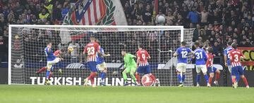 Gol de Godín. ¡Después de consultarlo, puede celebrar los tres puntos colchoneros!