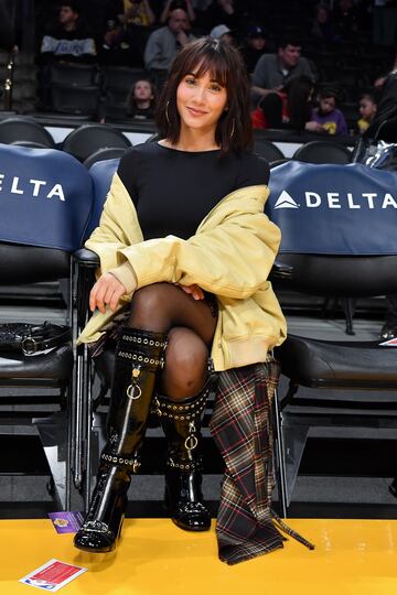 La cantante espa?ola nacida en San Clemente de Llobregat, Aitana Oca?a, disfrutando del duelo entre los Angeles Lakers y los Chicago Bulls.