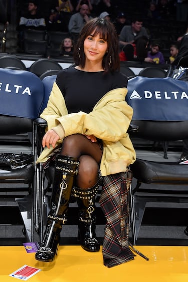 La cantante española nacida en San Clemente de Llobregat, Aitana Ocaña, disfrutando del duelo entre los Angeles Lakers y los Chicago Bulls.