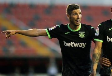 La próxima temporada jugará en el Panathinaikos, pero antes de irse a la liga griega, jugó en 7 clubs distintos de LaLiga: Atlético de Madrid, RC Deportivo de La Coruña, Getafe, Real Betis, Elche, Granada y Leganés. 