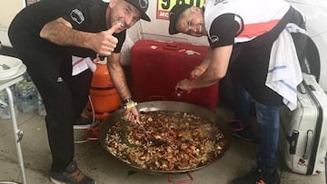 Jubany, cocinando en el día de descanso del Dakar de 2018, que hizo en moto.