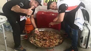 Nandu Jubany, derecha, prepara la comida el día de descanso.