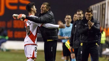 Javi Guerra celebra su gol con Mario, en el banquillo.