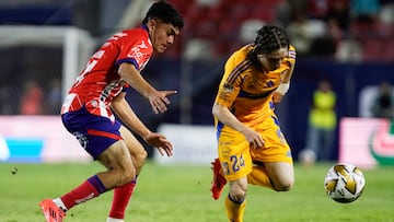 San Luis�s midfielder #24 Ronaldo Najera (L) fights for the ball against Tigres' midfielder #24 Marcelo Flores during the Liga MX Apertura tournament quarterfinals first leg football match between San Luis and Tigres at the Alfonso Lastras Stadium in San Luis Potosi, San Luis Potosi State, Mexico, on November 28, 2024. (Photo by MARIO ARMAS / AFP)