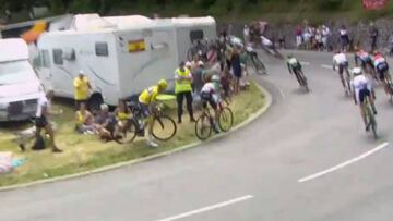 Froome y Aru: excursión por la hierba al iniciar el Peyresourde