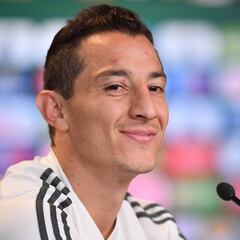 Andrés Guardado pide al árbitro poner “alto” a Neymar