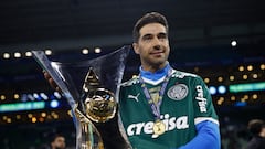 Soccer Football - Brasileiro Championship - Palmeiras v America Mineiro - Allianz Parque, Sao Paulo, Brazil - November 9, 2022 Palmeiras coach Abel Ferreira celebrates with the trophy after winning the Brasileiro Championship REUTERS/Amanda Perobelli