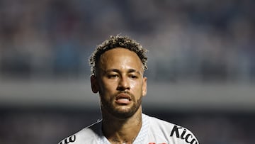 Neymar renueva con el Santos y una posible aventura en la MLS vuelve a postergarse. El dorsal ’10’ del ‘Peixe’ quiere darle alegrías a toda su afición.