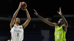 Anthony Randolph, ala-p&iacute;vot del Real Madrid, lanza ante Christian Eyenga, del Urbas Fuenlabrada.