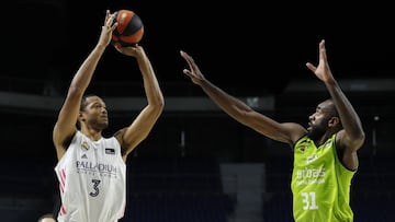 Anthony Randolph, ala-p&iacute;vot del Real Madrid, lanza ante Christian Eyenga, del Urbas Fuenlabrada.