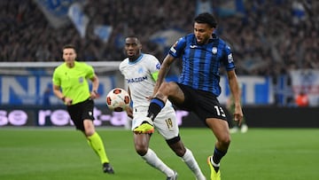 Atalanta's Brazilian midfielder #13 Ederson Jose Dos Santos Lourenco da Silva (R) controls the ball ahead of Marseille's French-Central African midfielder #19 Geoffrey Kondogbia (C) during the UEFA Europa League semi-final first leg football match between Olympique de Marseille (OM) and Atalanta at the Stade Velodrome in Marseille, southern France, on May 2, 2024. (Photo by Sylvain THOMAS / AFP)