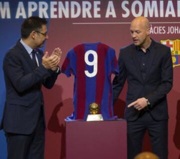 Jordi Cruyff hace entrega del Balón de Oro ganado por su padre en el año 1974, junto a él Josep Maria Bartomeu.