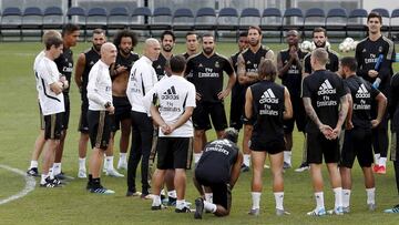 Zidane, rodeado de parte de su staff franc&eacute;s: Bettoni, Hamidou, Dupont...