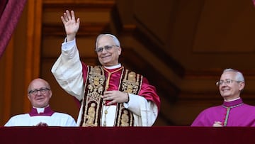 El cardenal Robert Prevost, Papa León XIV, el Papa número 267 de la historia, comparece ante sus fieles, en el balcón de la Basílica de San Pedro, a 8 de mayo de 2025, en La Ciudad del Vaticano (El Vaticano). El humo de la cuarta fumata del Cónclave para elegir al sucesor de Francisco ha salido blanco a las 18.08 horas, lo que indica que ya ha sido elegido el nuevo Papa, por mayoría de al menos 89 votos, en el segundo día del Cónclave. Será el 267 Pontífice de la Iglesia. El elegido ha sido el obispo estadounidense Robert Francis Prevost, de 69 años y natural de Chicago, tiene la nacionalidad peruana y cuenta con ascendencia española. Prevost atesora una amplia trayectoria que le ha llevado en los últimos años a estar cerca del Pontífice fallecido que le nombró en 2023 prefecto del Dicasterio para los Obispos, el órgano que se encarga de la selección y nombramiento de los obispos. Perteneciente a la Orden de San Agustín ha elegido el nombre de León para ser nombrado pontífice, convirtiéndose en el Papa León XIV.
08 MAYO 2025;PAPA;VATICANO;SAN PEDRO;FUMATA;PAPA;LEÓN XIV
Stefano Spaziani / Europa Press
08/05/2025