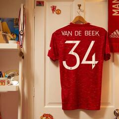 El emotivo gesto por el que Van de Beek llevará el 34