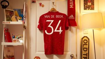 El emotivo gesto por el que Van de Beek llevar¨¢ el 34
