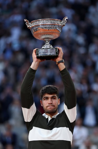 Carlos Alcaraz sostiene el trofeo de Roland Garros. 