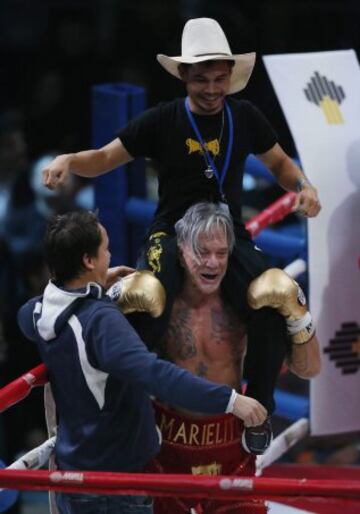 El actor y boxeador estadounidense Mickey Rourke  tras el combate con su compatriota Elliot Seymour disputado en Moscú, Rusia, el 28 de noviembre del 2014.