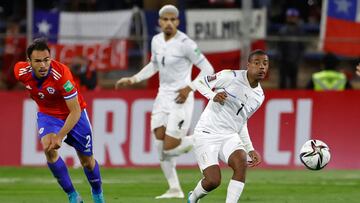 Uruguay's Nicolas de la Cruz (R) and Chile's Gabriel Suazo vie for the ball during their South American qualification football match for the FIFA World Cup Qatar 2022 at the San Carlos de Apoquindo Stadium in Santiago on March 29, 2022. (Photo by Alberto Valdes / POOL / AFP)