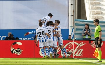 Jugaba colectiva del conjunto txuri-urdin, de tiralíneas. El balón le llega a Merino en el interior del área y libre de marca. Tiene la calma necesaria para poder superar a un Courtois que se venció hacia un lado. 




