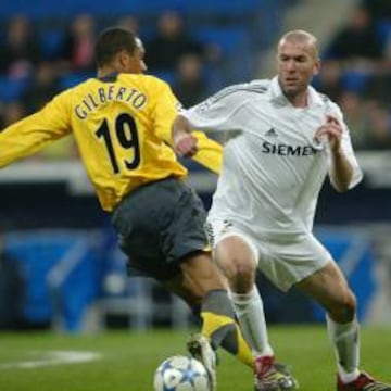 Zidane, con Gilberto, en los octavos de 2006 entre Real Madrid y Arsenal, la primera remontada frustrada de la última década.