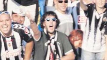 <b>SALVADOR. </b>Tabares regaló su camiseta a uno de los 1.500 aficionados del Castellón.