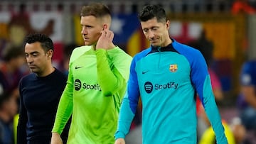 Xavi, Ter Stegen, y Lewandowski, tras el partido de la fase de grupos de la Liga de Campeones ante el Bayern Múnich.