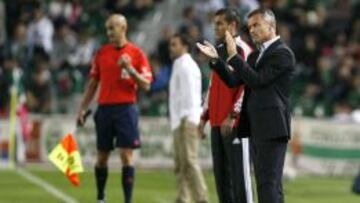 El entrenador del Elche, Fran Escribá, aplaude a sus jugadores en su partido ante el Espanyol.