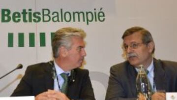 Guillén (izquierda) habla con Bosch, con bigote, en una rueda de prensa.