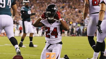 PHILADELPHIA, PA - SEPTEMBER 06: Devonta Freeman #24 of the Atlanta Falcons reacts after being tackled on fourth down during the first half against the Philadelphia Eagles at Lincoln Financial Field on September 6, 2018 in Philadelphia, Pennsylvania. Mitchell Leff/Getty Images/AFP
== FOR NEWSPAPERS, INTERNET, TELCOS & TELEVISION USE ONLY ==