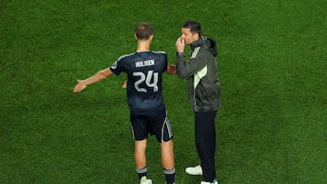 PHILADELPHIA, PENNSYLVANIA - JUNE 26: Dean Huijsen #24 of Real Madrid C.F. speaks with Xabi Alonso, Head Coach of Real Madrid C.F., during a hydration break during the FIFA Club World Cup 2025 group H match between FC Red Bull Salzburg and Real Madrid CF at Lincoln Financial Field on June 26, 2025 in Philadelphia, Pennsylvania. Luke Hales/Getty Images/AFP (Photo by Luke Hales / GETTY IMAGES NORTH AMERICA / Getty Images via AFP)