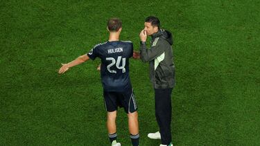 PHILADELPHIA, PENNSYLVANIA - JUNE 26: Dean Huijsen #24 of Real Madrid C.F. speaks with Xabi Alonso, Head Coach of Real Madrid C.F., during a hydration break during the FIFA Club World Cup 2025 group H match between FC Red Bull Salzburg and Real Madrid CF at Lincoln Financial Field on June 26, 2025 in Philadelphia, Pennsylvania. Luke Hales/Getty Images/AFP (Photo by Luke Hales / GETTY IMAGES NORTH AMERICA / Getty Images via AFP)