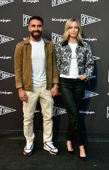 Dani Carvajal y Daphne Ca?izares posa en la alfombra roja de la la presentaci¨®n de la nueva campa?a del Corte Ingl¨¦s 'New' en Madrid.