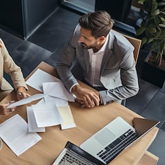 Si desvías la mirada al hablar, la psicología dice que tienes estos dos rasgos comunes