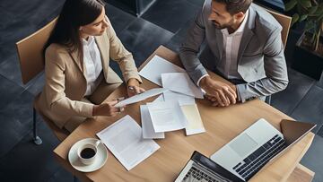Si desvías la mirada al hablar, la psicología dice que tienes estos dos rasgos comunes