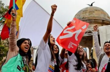 Un grupo de estudiantes universitarios participan en una manifestación de apoyo al "Sí".