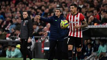 Athletic Bilbao's Spanish coach Ernesto Valverde (L) talks with Athletic Bilbao's Spanish defender Yuri Berchiche during the Spanish League football match between Athletic Club Bilbao and CA Osasuna at the San Mames stadium in Bilbao on January 9, 2023. (Photo by ANDER GILLENEA / AFP) (Photo by ANDER GILLENEA/AFP via Getty Images)