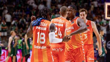 MÁLAGA, 27/09/2025.- Jugadores de Valencia Basket a la finalización del partido de semifinales de la Supercopa Endesa que ha disputado hoy sábado Unicaja y Valencia Basket, en Málaga. EFE/ Jorge Zapata