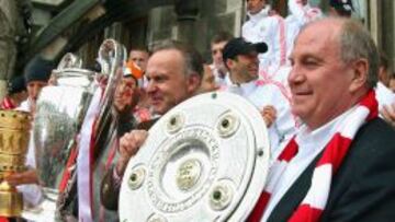 Hoeness, junto a Rummenigge, con los trofeos conquistados por el Bayern el curso pasado.